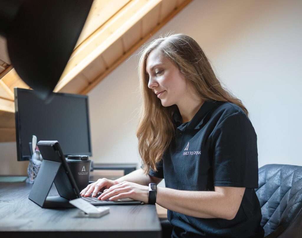 Sabrina Sitterle mach ein Beratungsgespräch am Computer