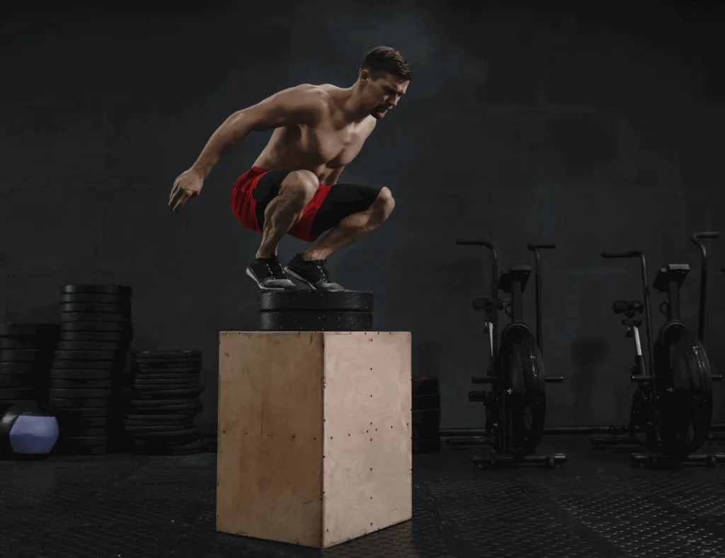 Athlet führt Boxjumps im Athletiktraining aus – gezieltes Krafttraining für Spielsportler zur Verbesserung von Explosivkraft und Sprungleistung