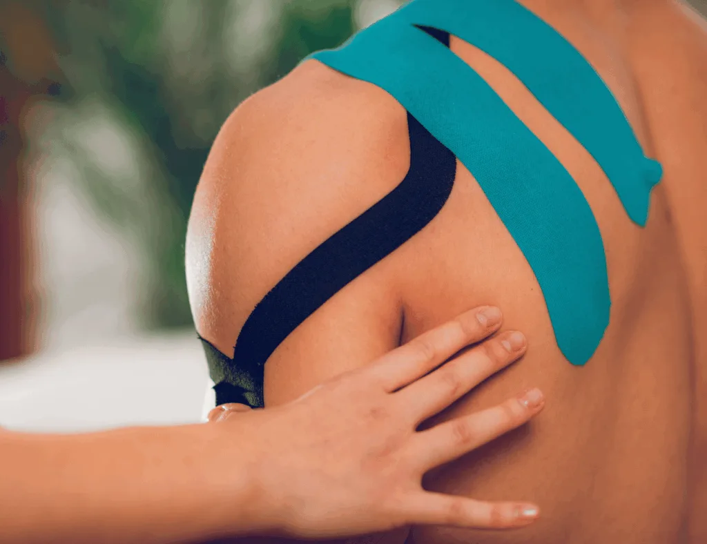 Kinesiologie-Taping an der Schulter in Weismain