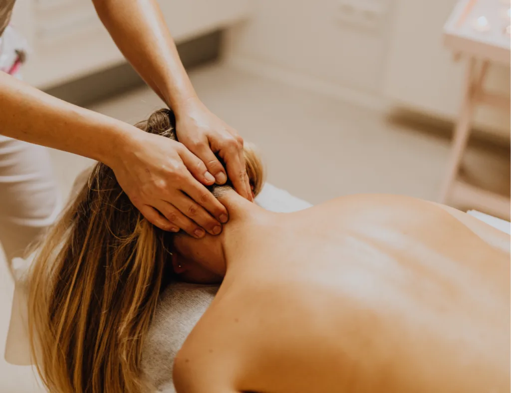 Eine Frau die am ganzen Körper massiert wird in der Massagepraxis in Weismain